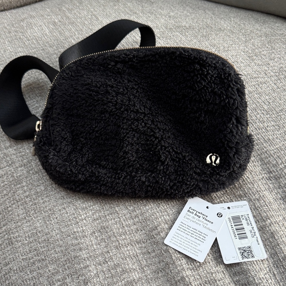 Lululemon Everywhere 1L fleece Belt Bag black Sherpa with Gold hardware
